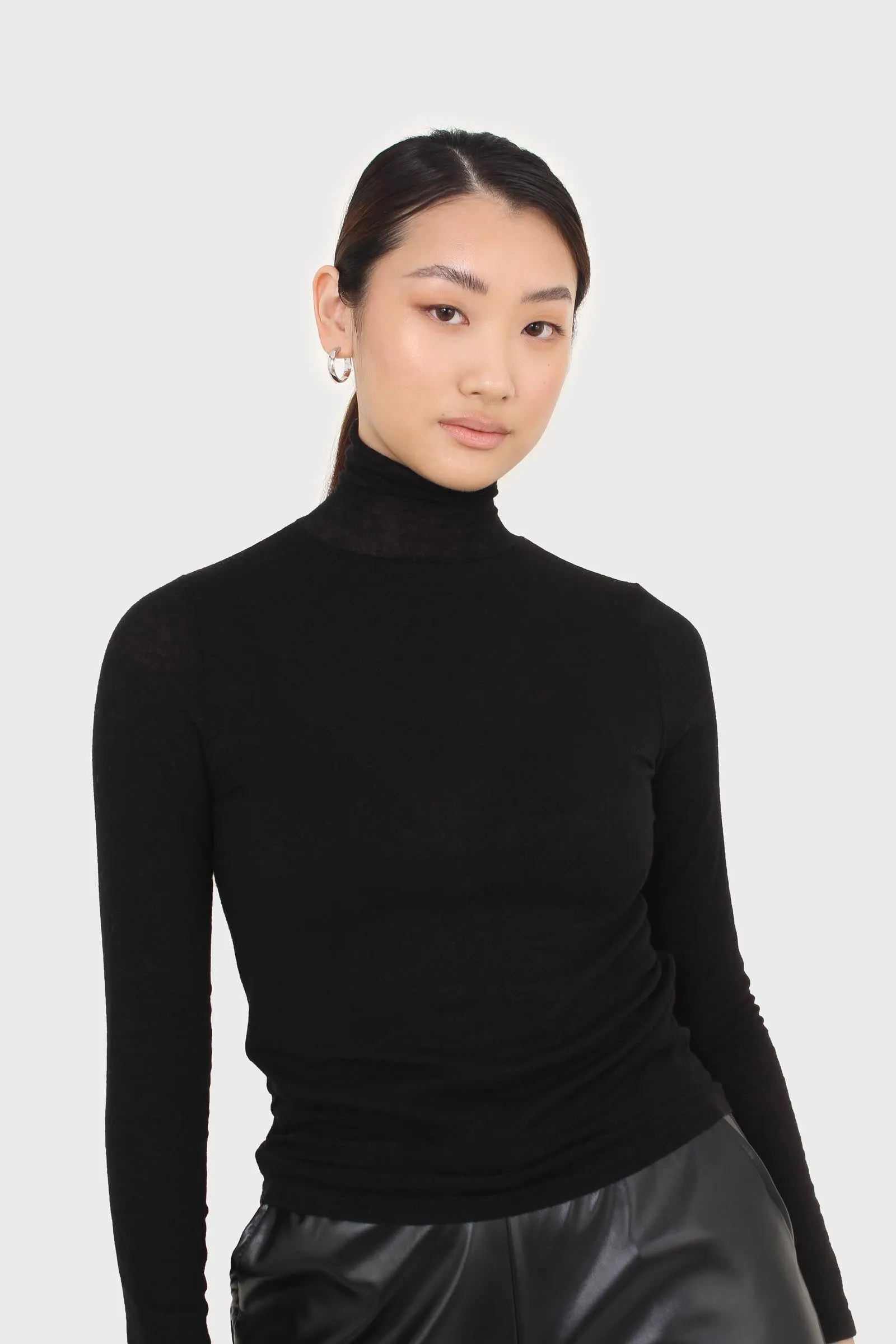 Black wool blended thin turtleneck top
