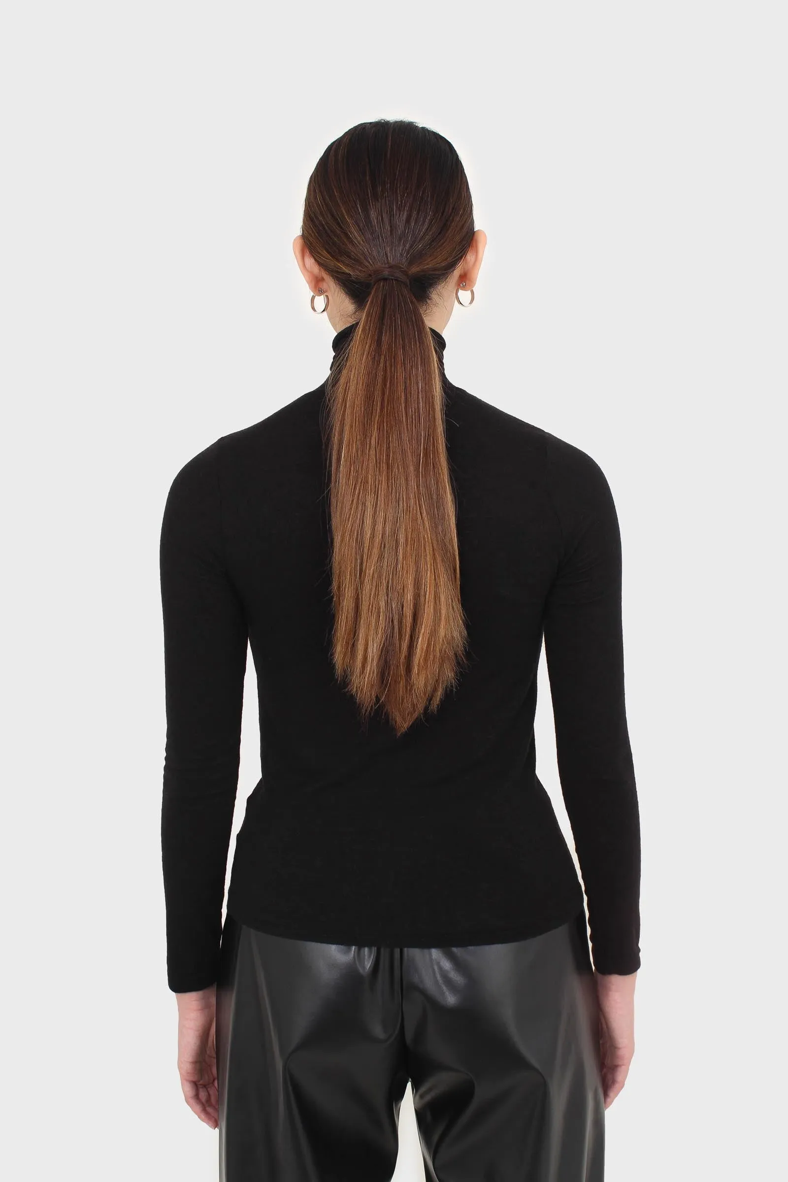 Black wool blended thin turtleneck top