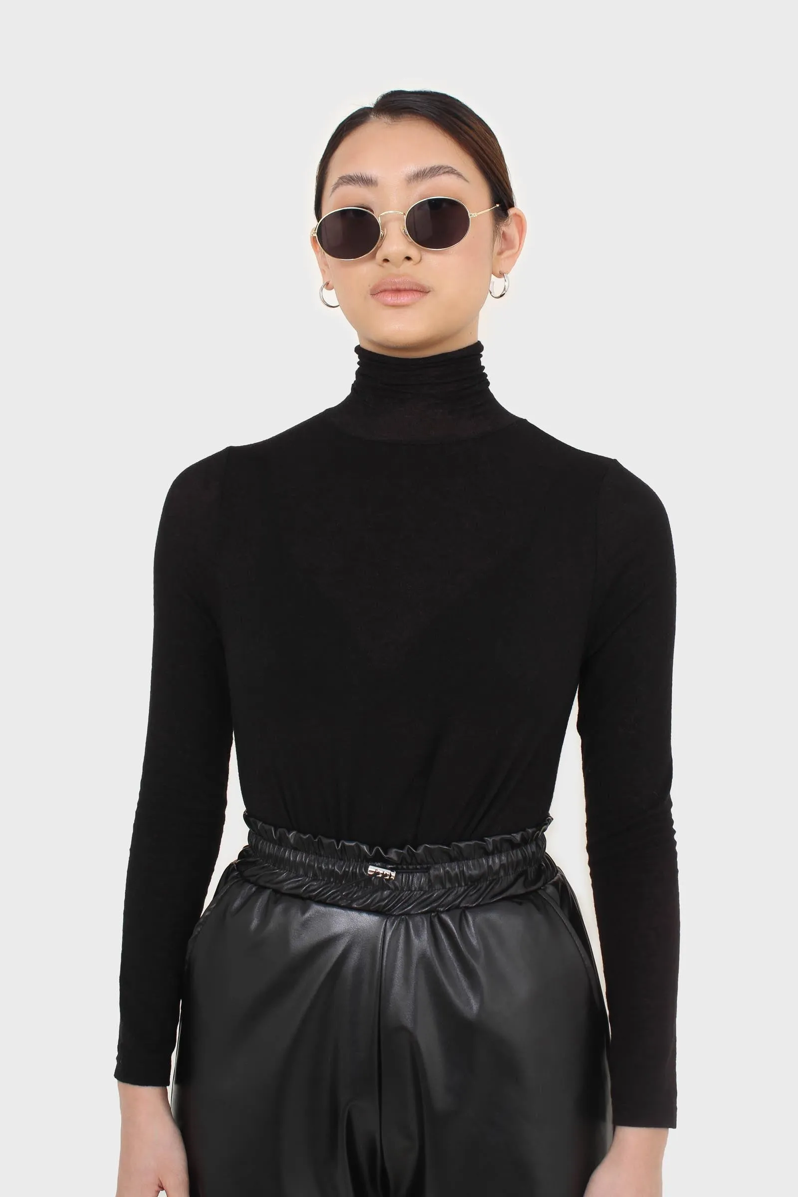 Black wool blended thin turtleneck top