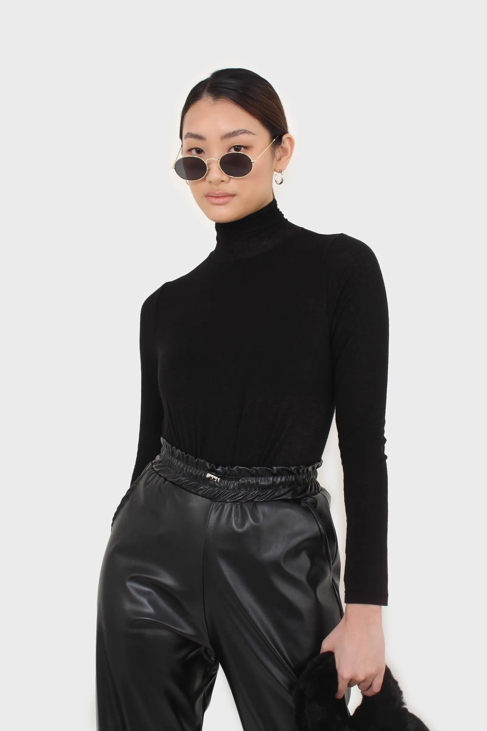 Black wool blended thin turtleneck top
